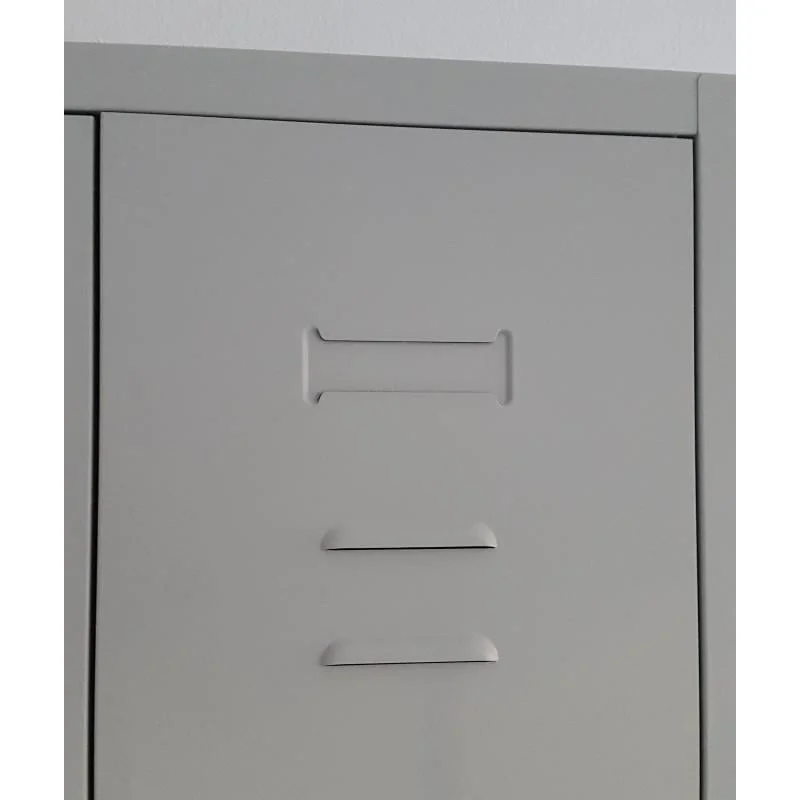 Ventilacijske luknje na kovinski garderobni omari